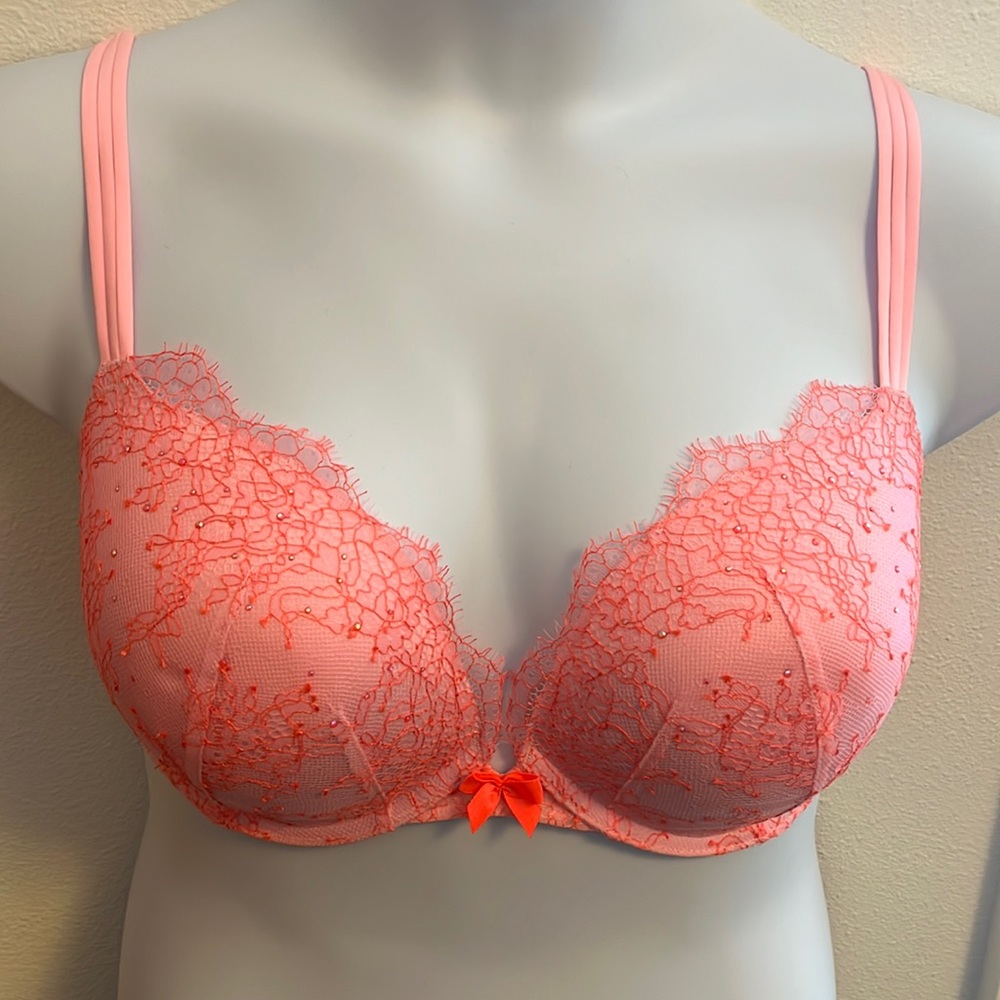 NWOT VS Lace Front Push Up